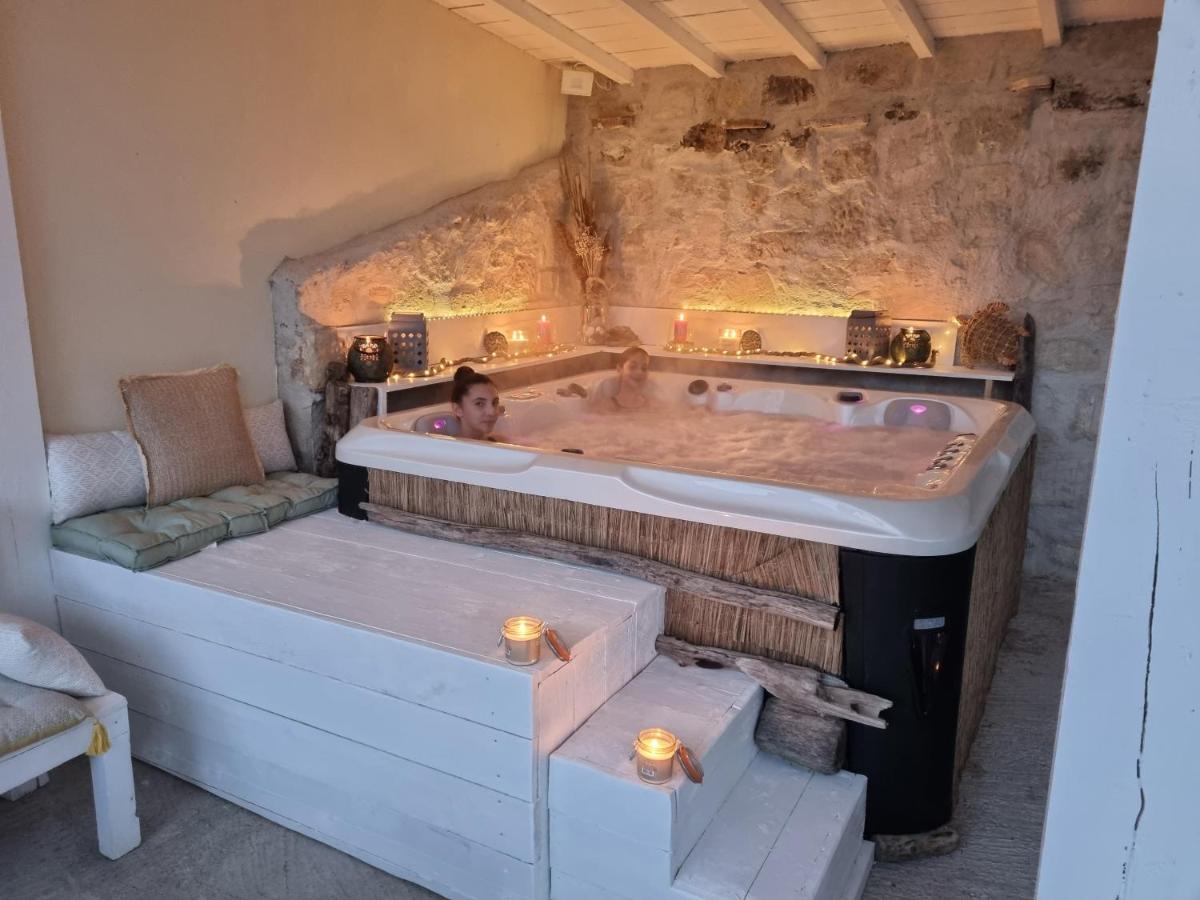 Mazet Provencal Hotel Saint-Gilles  Buitenkant foto